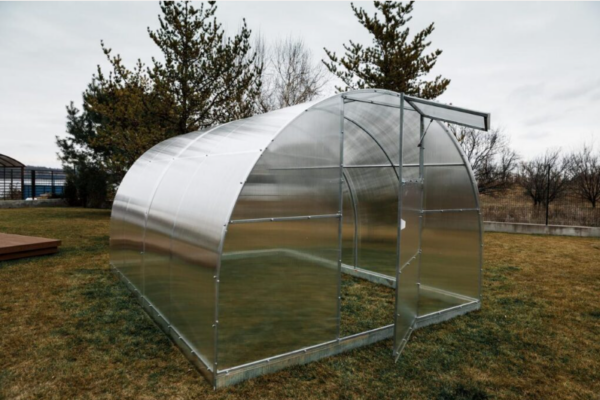 Полікарбонат для теплиць: довговічність і гарантії – до кого звернутись